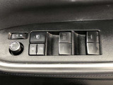 パワーウィンドは今や当たり前の機能ですが、無いと困る機能です。運転席からの操作で、全席の窓を振るオープンにしたり、フルクローズが可能です。