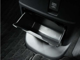 ◆センターロアボックス◆インパネ中央の下部には、ごみ箱としても使用する事ができるセンターロアボックスを装備しております。