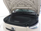 エンジンルームがないため、荷物を収納することができます。スリムなルーフラインからは想像もできないほどの積載能力を秘めています。