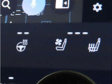 ステアリングヒーターと前席にシートヒーター&シートベンチレーションを装備しております。