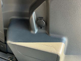 ラゲッジスペースのサイドにはDC電源ソケットを装備。車内から引き回す必要がなく、車載冷蔵庫やポータブル電源をラゲッジでそのまま使用・充電できます。