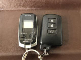 【リモートスタート】離れた場所からリモコン操作でエンジンを始動。乗車前から車内を快適な温度に保てます。