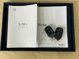メンテナンスノート【点検整備記録簿・保証書】、取説も揃ってます。スマートキーはバッグなどにしまったままボタン操作でエンジン始動・停止やハイブリッドシステムの起動や停止ができて大変便利です