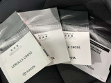 メンテナンスノート、取扱説明書ですね。 車の情報が凝縮されています。 車の整備記録が記載されている大事な物ですよ。