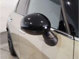 フロントタイヤより前の重量をなくし、車の運動性能を高めております。フロントタイヤから鼻先までが短いため、数値にてあらわれる「最小回転半径」より、小回りが利くことを実感いただけると思います。
