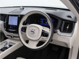 インストルメントパネルは僅かに運転席側へと傾けられているほか、余計なスイッチ類を可能な限り排し、運転に集中しやすい環境を造り出しています。