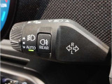 MINIの内装はとにかく『円』に拘ったデザインコンセプトが一目で伝わってきます。これほど円形に拘った車は他に御座いません。伝統のデザイン、トグルスイッチなど遊び心のある内装で御座います。