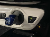 スムーズな操作で快適に運転を楽しめる、シフトポジションを電動で制御する電子式シフトレバーです。