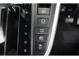 【ecoモード・EVモード切替スイッチ】燃費を重視した【ecoモード】や夜間や早朝・住宅街などでご使用いただくことが多い【EVモード】に切り替えるときには運転席横のスイッチを使用します。