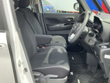 運転席も広々でゆったり気分で運転できます♪