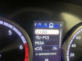 レーンディパーチャーアラートとは車線または走路からの逸脱の可能性を警告すると共に、車線または走路からの逸脱を避けるためのハンドル操作の一部を支援する機能です。詳細は販売店スタッフまでおたずねください。