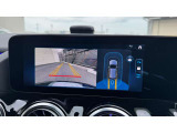 【360&deg;カメラシステム】あたかも車両上方から見下ろしているかのような仮想映像で車両の前後約3m、左右約2.5mの範囲を表示することにより、見通しの悪い場所への進入時や狭い場所での駐車時に役立ちます。
