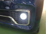 LEDフォグライトとフォグライトガーニッシュがスタイリッシュな印象を与えます。