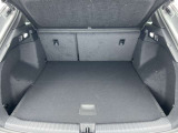 トランクルームの床がフラットな設計になっているため荷物の出し入れがしやすく、積載効率も向上しています。トランク内には、ネットや収納ボックスが配置されているモデルもあり、小物の整理に便利です。