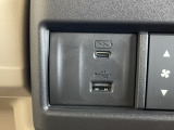 スマートフォンなどの充電に便利なUSBジャックです。