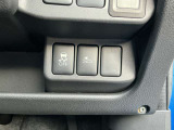 運転席右側に配置された操作スイッチ。