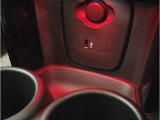 MINIの内装はとにかく『円』に拘ったデザインコンセプトが一目で伝わってきます。これほど円形に拘った車は他に御座いません。伝統のデザイン、トグルスイッチなど遊び心のある内装で御座います。