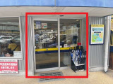 店舗入り口です。オートドアなのでベビーカーや車椅子のご来店も安心です。