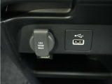◆USBチャージャー、12Vの電源ソケット◆使いやすい場所に装備されています。