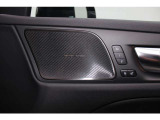 harman/kardon製のプレミアムサウンドシステムはセンタースピーカーの搭載により臨場感あふれるサラウンドを体感できます。