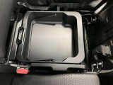 助手席シートにも収納スペースがあります。普段使用しない折り畳み傘など入れておくのも便利です