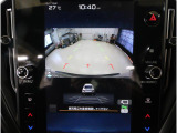 後方映像を11.6インチディスプレイに表示し、ステアリング連動ガイドラインが駐車をサポート。さらに後退時はリヤ4センサーが障害物を検知し、必要に応じてブレーキが作動します。