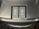 リアダクトの下には充電可能なUSB端子が2個ついています。移動中に充電もできるので便利です。