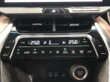 運転席、助手席別々に温度設定ができるデュアルエアコン装備です。男性が暑いと感じても、女性は寒いと感じる、そんな時の車内温度を別々に調節できるので、ストレスなくドライブをお楽しみいただけます。