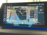 【全周囲カメラ】全周囲カメラ装備車両で御座いますので、狭い駐車スペースでもお車の全体図が確認でき、障害物との接触を未然に防ぐことが可能です。