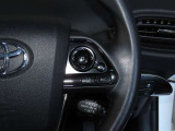 ステアリングスイッチ付きで、運転中に視線を前に向けたまま操作できます。