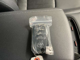 ドアの開閉時、両手が荷物で塞がっている時はキーレスでのカギの解除が大変ですよね。スマートキーはポケットやバッグに入れておけば、ノブに触れただけでロックの解除が可能です。とても便利な機能です。