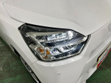 白く明るい光で夜間走行をサポートするLEDヘッドランプを搭載