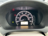 シンプルなデザインで見やすい大型ファインビジョンメーター、エコドライブが上手になると増えていくエコインジケーターや平均燃費・瞬間燃費・航続可能距離などを表示するエコメーター付き。