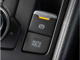 【電動パーキングブレーキ】手で引く方式のサイドブレーキや足踏み式のサイドブレーキの代わりとなるもので、指先の簡単操作でパーキングブレーキを作動したり解除したりすることが可能です。