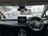 スタイリッシュなデザインのインパネ。各操作スイッチは使いやすい位置に配置されてます。