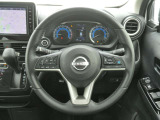 運転支援機能・プロパイロット搭載。 設定した速度で定速走行でき、先行車に自動で追従走行も可能です。さらにハンドル支援機能もあり、車線の中央を走るように制御してくれます。