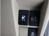 急速充電を開けるスイッチが運転席の手元にございます。