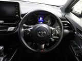 各操作スイッチなどもハンドルから手を放すことなく操作可能で安全運転に支援いたします!