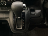 CVT車のセレクトレバーです。低速から高速まで、変速ショックのないスムーズな走りと、エンジン効率のよい領域を維持して燃費にも貢献します。サイドブレーキはスイッチ操作の電子制御パーキングブレーキです。