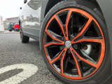 18インチ純正アルミホイールです。タイヤサイズは215/45R18です
