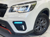 【LEDヘッドライト】悪天候や夜間走行時も良好な視界を確保し安心して運転できる高輝度LEDヘッドライトを装備!点灯速度が早く、消費電力も抑えられています。