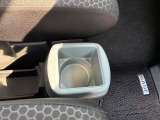 運転席と助手席間にもドリンクホルダー装備☆