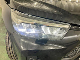 白く明るい光で夜間走行をサポートするLEDヘッドランプを搭載