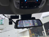 バックミラーに後付けのデジタルインナーミラー型ドライブレコーダーを装備しています!