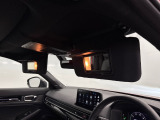 斜め後ろの車の存在をマークでお知らせ。車線変更するときに助かりますね。