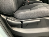 手動のレバーを使って、シートの高さや背もたれの角度を変えることができます。
