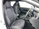 シックな色使いの運転席周りですね。すっきりとしたデザインで上品な色使いです。居心地の良い運転席、長く座ってられるリラックスできるデザインがいいですね。