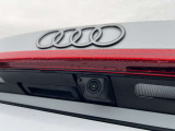 ●バックカメラ『駐車や後方の視界をサポートするための重要な機能です。多くのモデルに標準装備またはオプションとして搭載、リアバンパーに取り付けられたカメラが後方の映像を車内のディスプレイに表示します』
