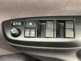 パワーウィンドのスイッチです。運転席に座りながら、助手席や後席の窓を開け閉めできるので大変便利ですよ。