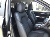 マツダは運転手中心の車つくりを行っております。上部に視認ゾーン、手が届く位置に操作ゾーンを配置し、運転に集中できるコックピットを演出しております☆